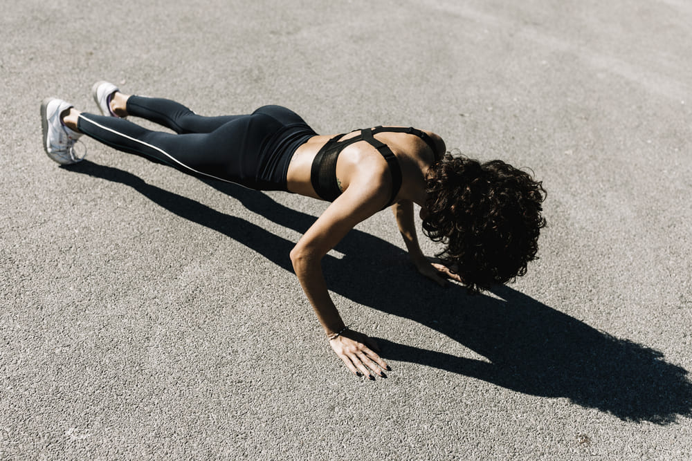 5 Exercícios com Peso Corporal que Constroem Músculos Mais Rápido do que Halteres